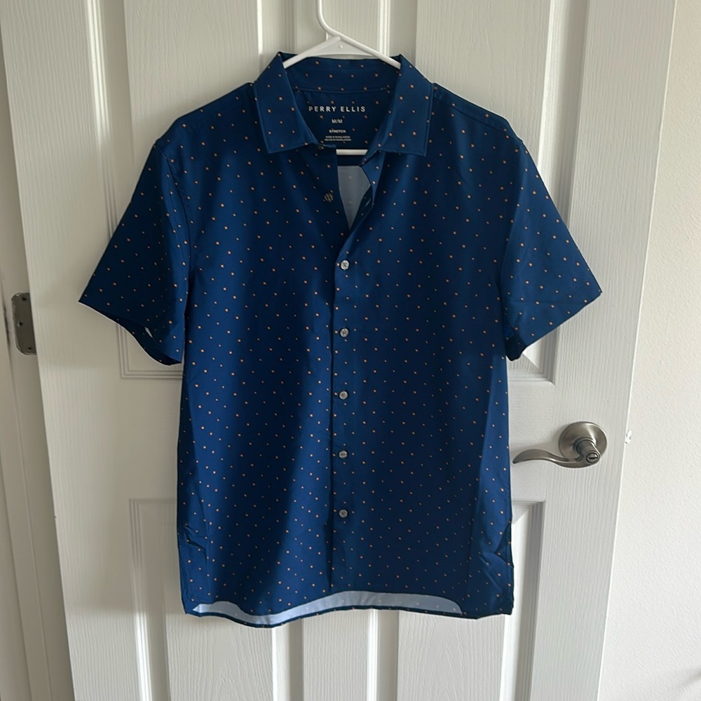 Perry Ellis short sleeve button-down shirt. Size medium. It’s the stretch model.